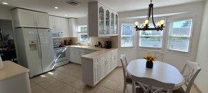 冷蔵庫、電子レンジ、オーブン、コンロ