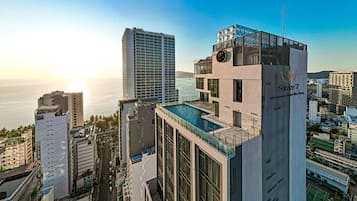 室外游泳池,07:00 至 20:00 开放,池畔遮阳伞,日光浴躺椅