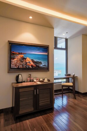 Suite Triple City View | Premium bedding, minibar, in-room safe, desk - Green Beach Hotel Nha Trang (Nha Trang)