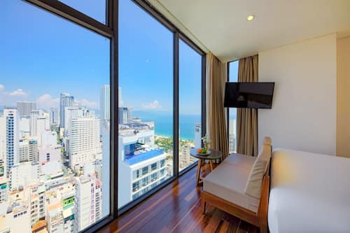 Habitació doble Premier, vistes parcials al mar | Roba de llit d'alta qualitat, minibar i caixa forta a l'habitació