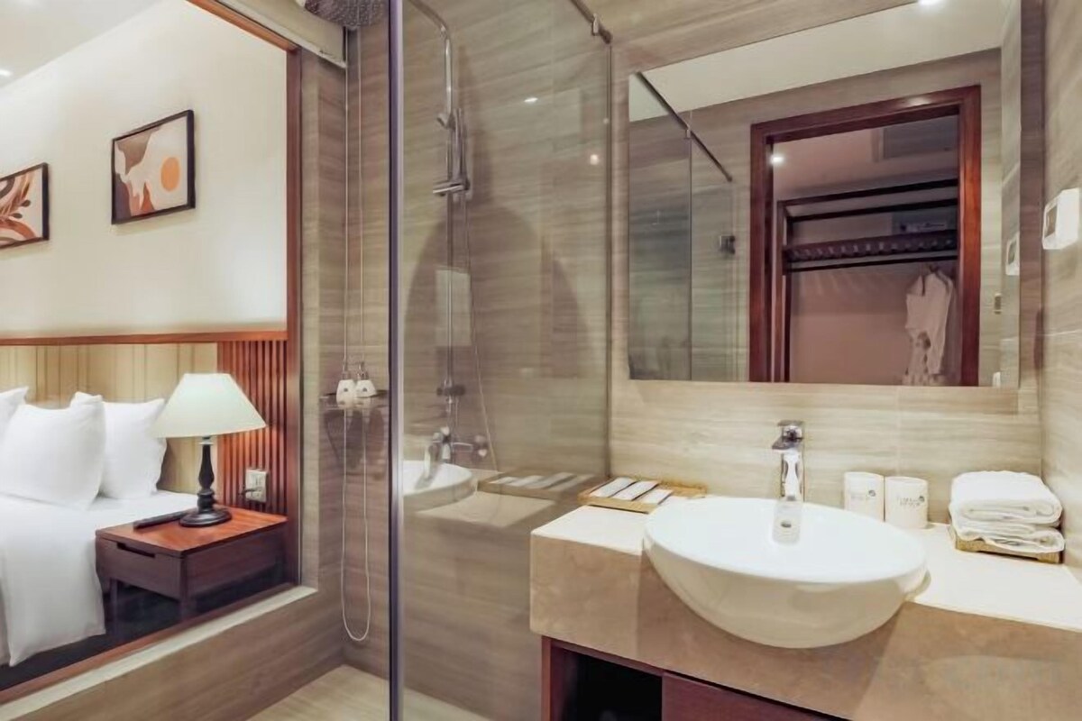 Badkamer | Designer toiletartikelen, een haardroger, badjassen, pantoffels