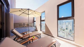 Suite, 1 lit double, terrasse | 1 chambre, literie de qualité supérieure, minibar
