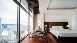 Studio Suite Senior, pemandangan kota | Seprai premium, minibar, brankas, dan meja kerja