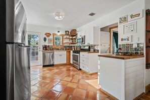 Fridge, microwave, oven, stovetop - The Beachcomber - Lubbock, TX with an Island Flair! (Lubbock)