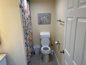 Kombinert dusj/badekar, hårføner, håndklær og såpe