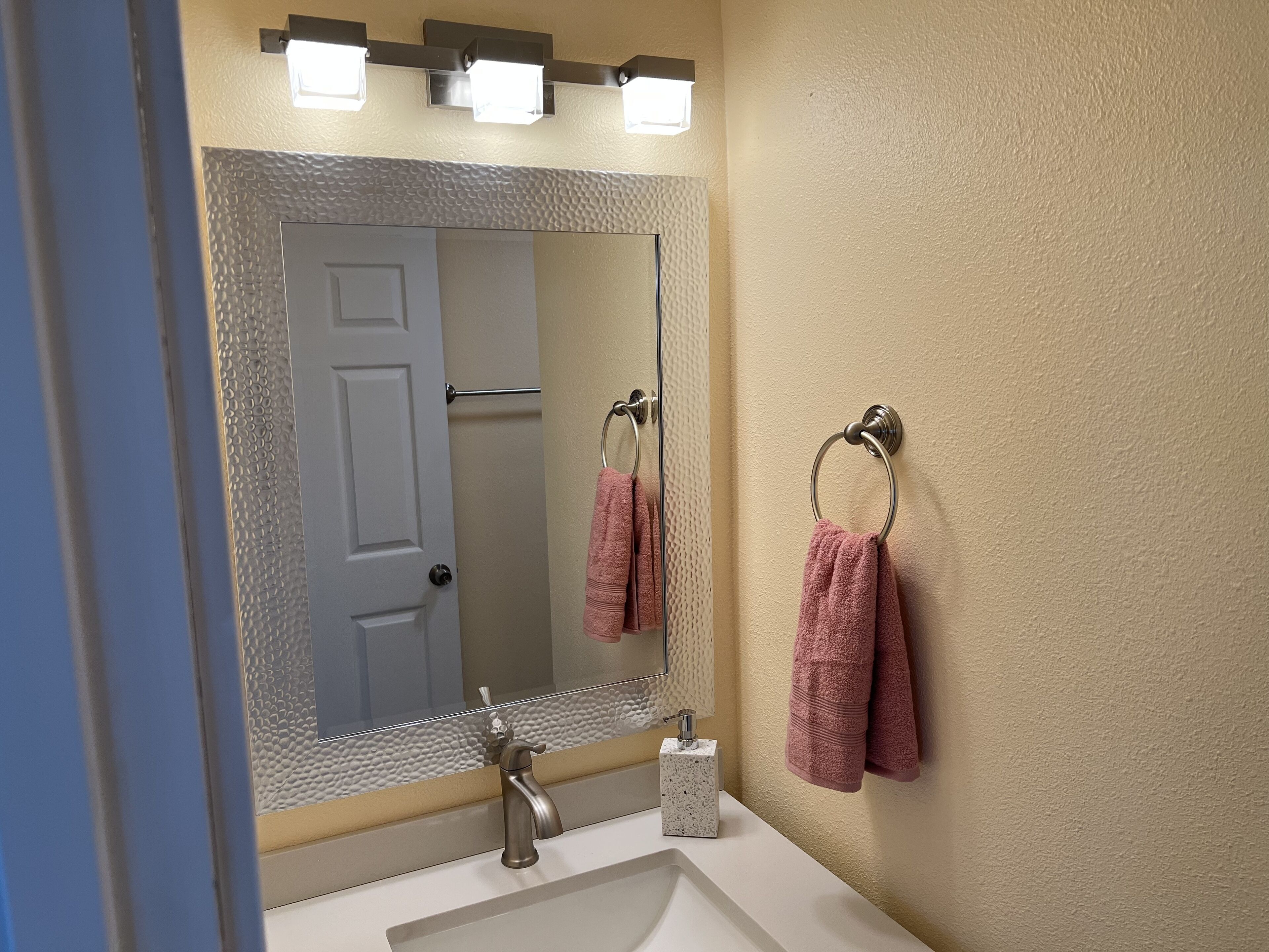 Ensemble douche/baignoire, sèche-cheveux, serviettes fournies, savon