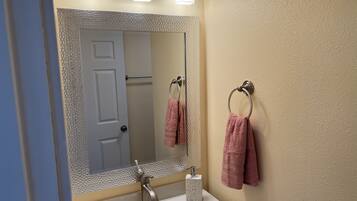 Ensemble douche/baignoire, sĂšche-cheveux, serviettes fournies, savon