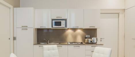 Geladeira, micro-ondas, cooktop, cafeteira/chaleira