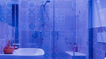Articles de toilette écologiques, sèche-cheveux, serviettes fournies