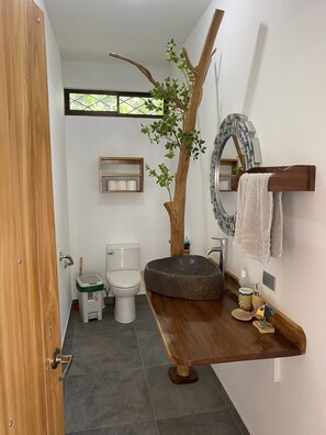Een bad/douchecombinatie, een haardroger, handdoeken, zeep