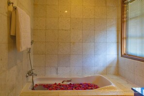 Chambre Deluxe Double ou avec lits jumeaux | Salle de bain | Baignoire et douche séparées, sÚche-cheveux, peignoirs, chaussons