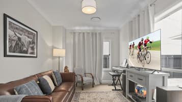 Smart TV, chimenea y impresora
