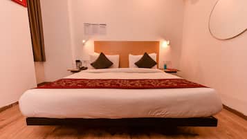 Deluxe Room | Egyptian cotton sheets, premium bedding, Select Comfort beds, desk