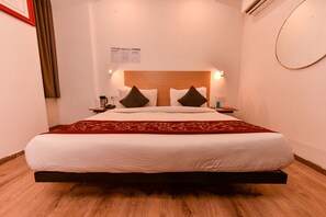 Deluxe Room | Egyptian cotton sheets, premium bedding, Select Comfort beds, desk - Hotel Blue Saffron (New Delhi)