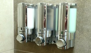 Deluxe Studio, Non Smoking, Garden View | Bathroom - Blackwood Valley Suites (Mullalyup)