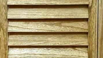 Una ventana de madera con listones, de diseño sencillo y funcional.