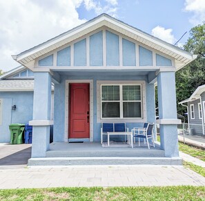 Exterior - City getaway modern house (Tampa)