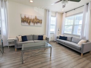 Smart TV - City getaway modern house (Tampa)
