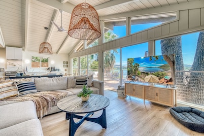 Luxurious lakefront with views, deck, spa & your private dock