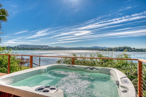 Luxurious lakefront with views, deck, spa & your private dock