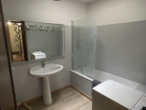 Bathtub, hair dryer - House in the heart of the village (Montagnac)