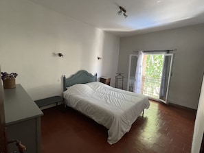 2 chambres, bureau, fer et planche à repasser, lit parapluie