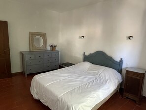 2 bedrooms, desk, iron/ironing board, travel cot
