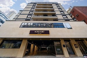 A hotel entrance with a sign reading 'HOTELFORET THE SPA'.