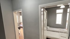 A room with a bed, a window, and a ceiling fan. - Respect Apart Hotel (Alanya)