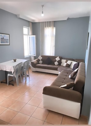 Condo Affaires, vue sur la mer | Aire de séjour | Téléviseur de 20 po avec télévision par satellite