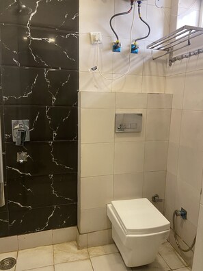 Bathroom - Hotel Red Chilly (New Delhi)