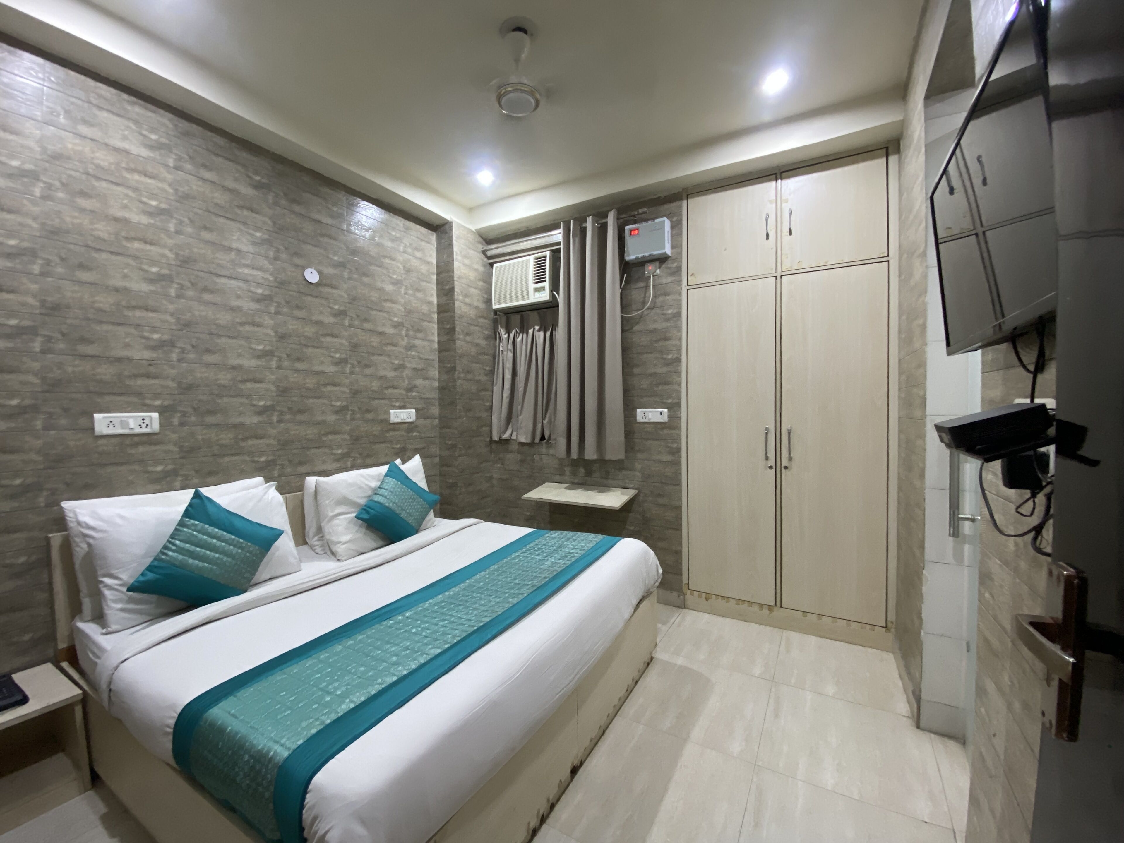 Deluxe Room | Egyptian cotton sheets, premium bedding, Select Comfort beds, free WiFi