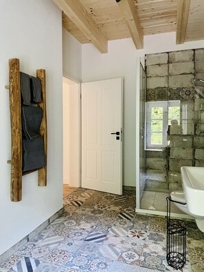 Dusche, kostenlose Toilettenartikel, Haartrockner, Handtücher