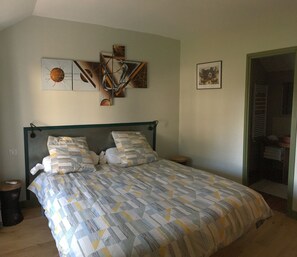4 slaapkamers, een strijkplank/strijkijzer, reisbedje, gratis wifi