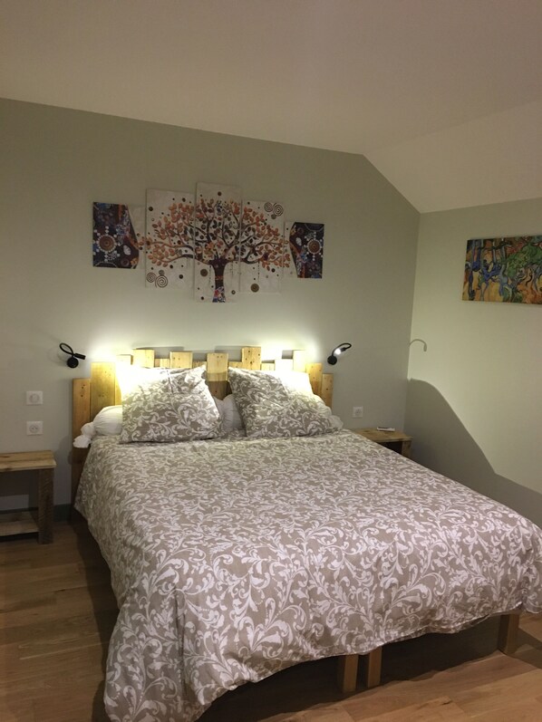 4 habitaciones, tabla de planchar con plancha y cuna de viaje 