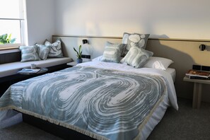 Deluxe Double Room | Premium bedding, minibar, iron/ironing board, free WiFi - Barrys Beach Road Hotel (Bondi Beach)