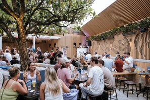 3 bars/lounges - Barrys Beach Road Hotel (Bondi Beach)