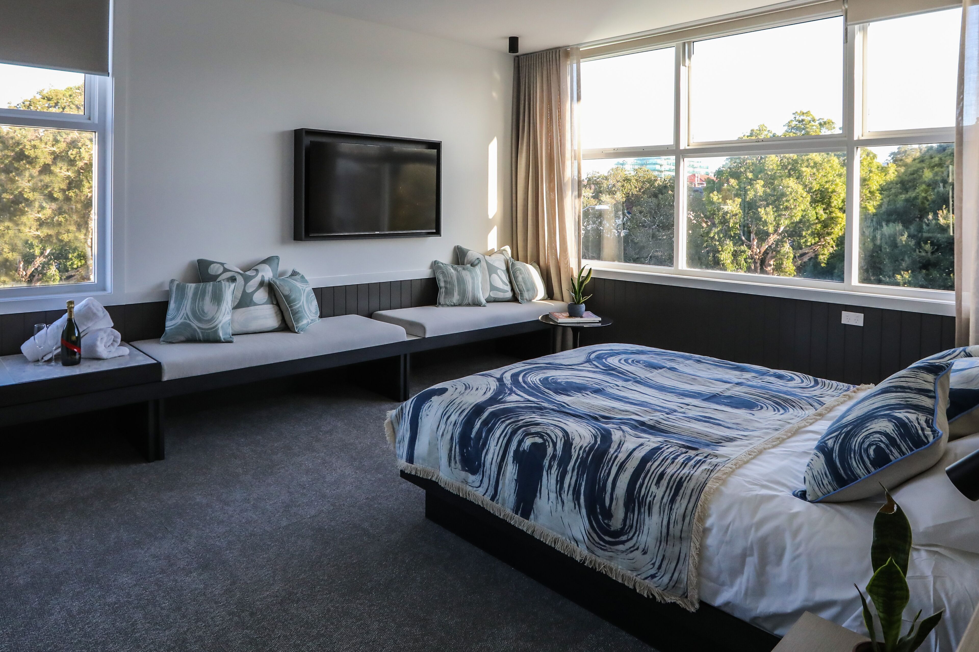 Premium bedding, minibar, iron/ironing board, free WiFi