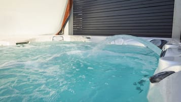 Bañera de hidromasaje al aire libre