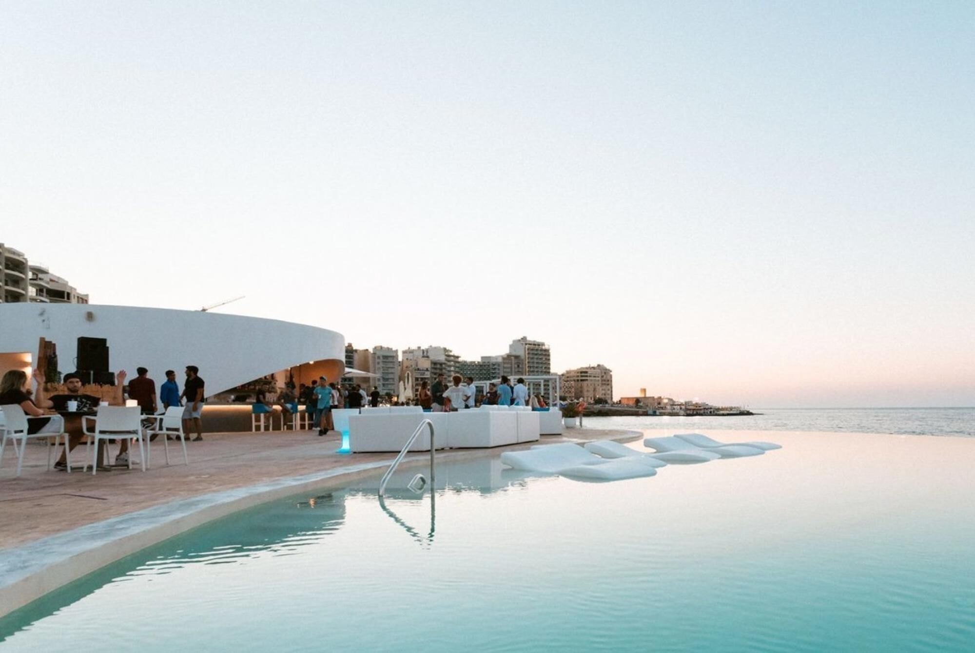 Cosy Apartment Steps From the Promenade