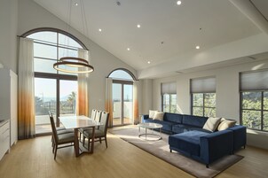 Flat-screen TV, heated floors