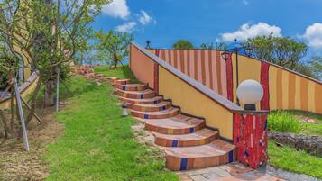 Una serie de escalones exteriores que conducen a un edificio con una pared exterior de colores y con rayas.