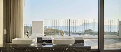 吹風機、拖鞋、坐浴桶、毛巾