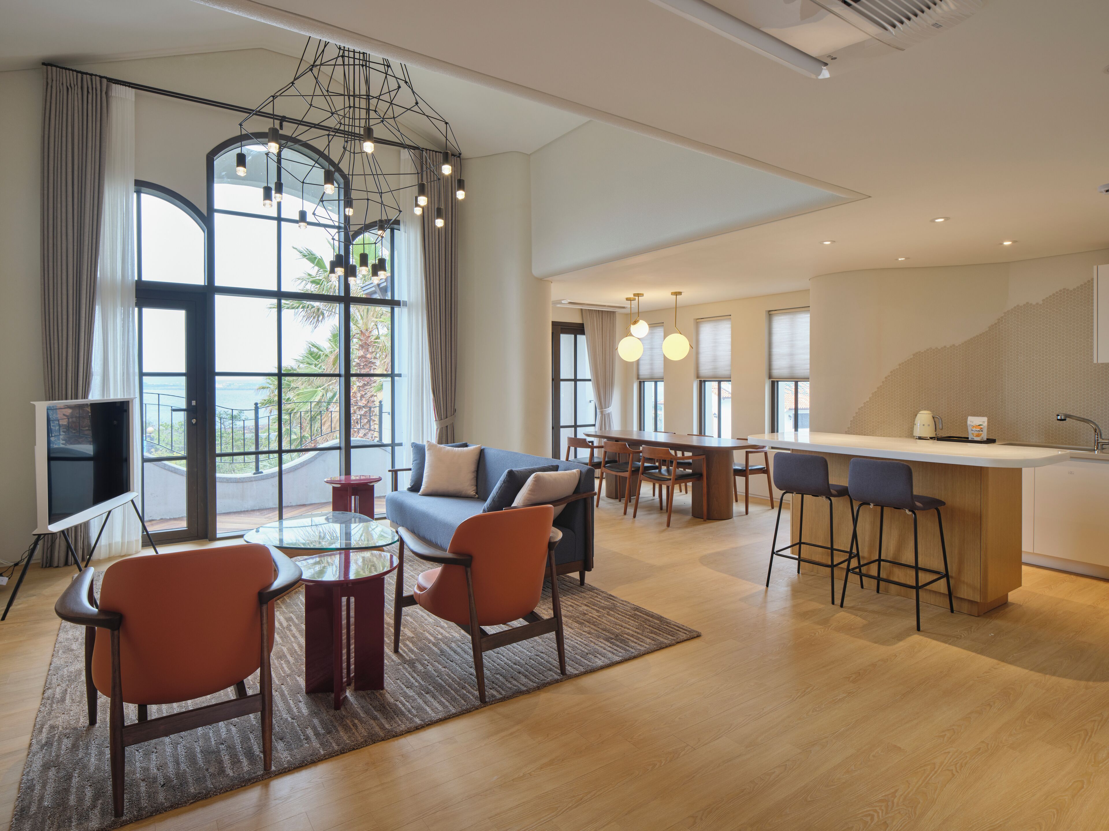 办公桌、笔记本电脑工作区、遮光窗帘、熨斗/熨板