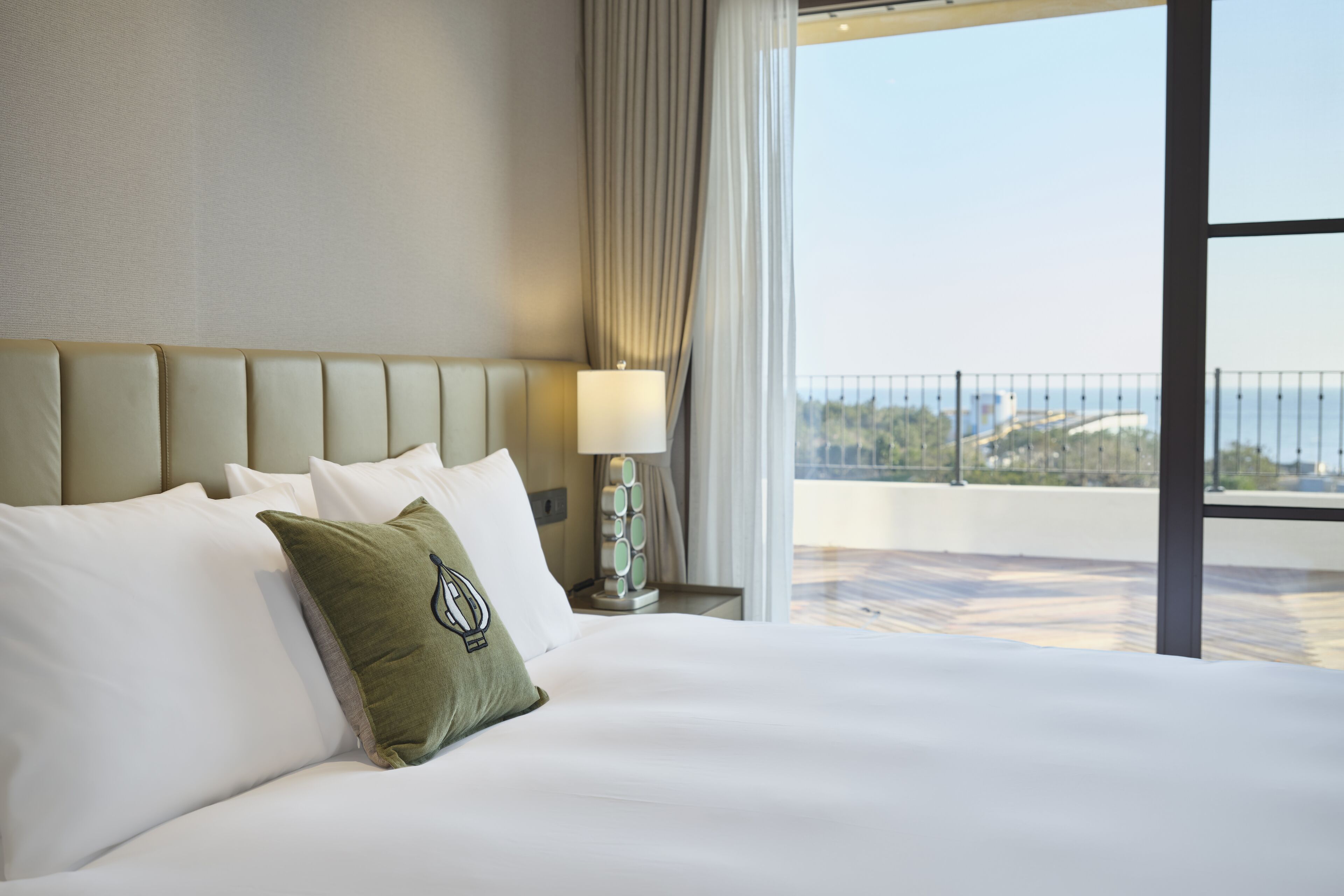 Een bureau, een laptopwerkplek, verduisterende gordijnen