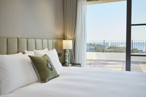 Desk, laptop workspace, blackout drapes, iron/ironing board - Hundert Hills (Jeju City)