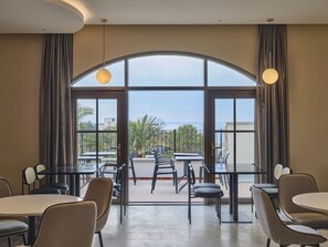 Bureau, espace de travail pour ordinateur portable, rideaux occultants