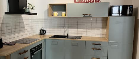 Réfrigérateur, micro-ondes, four, plaque de cuisson