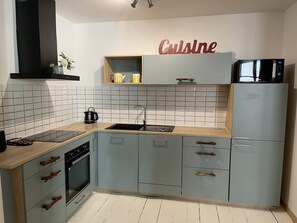 Réfrigérateur, micro-ondes, four, plaque de cuisson