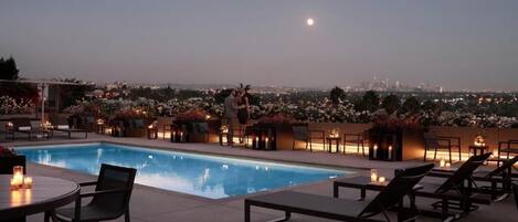 Una piscina al aire libre, una piscina climatizada